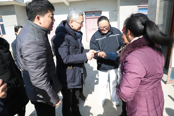 (图)鲍蜀生处长深入调研、走访慰问少数民族困难群众1.JPG